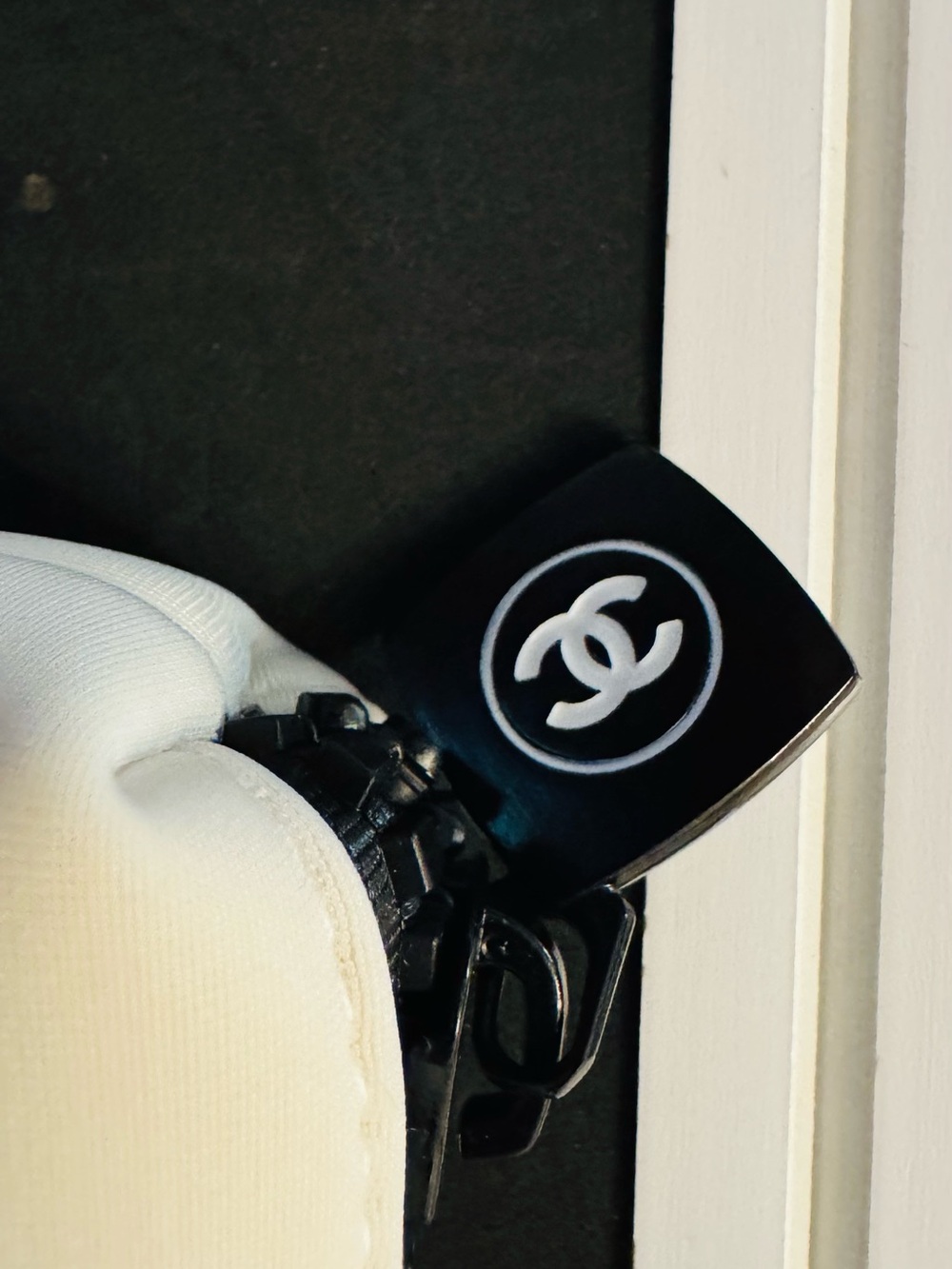 BN ,Chanel Black CC Logo charm ( zipper) on a BN , parfum gift.